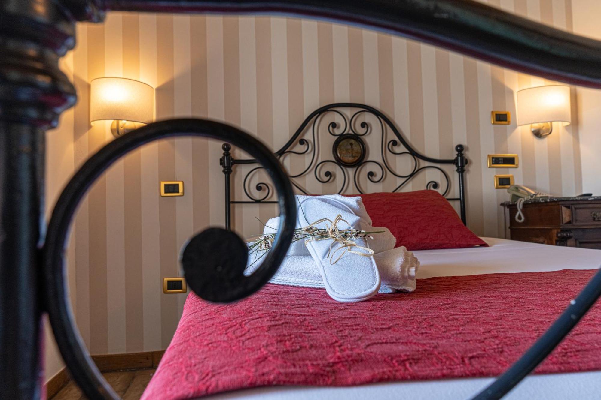 S. Martin Hotel Giovinazzo Buitenkant foto
